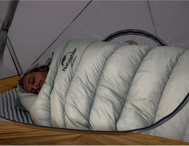 シュラフ 究極の暖かさ 冒険家の眠りを守る寝袋